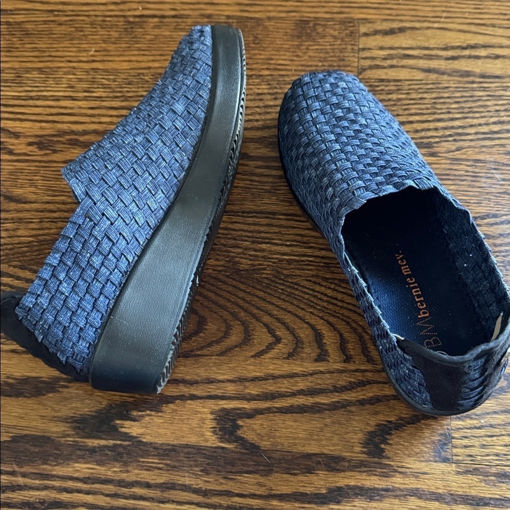 Bernie Mev navy denim tone woven elastic slip on wedge shoes. Size 39 (8). - Picture 4 of 6